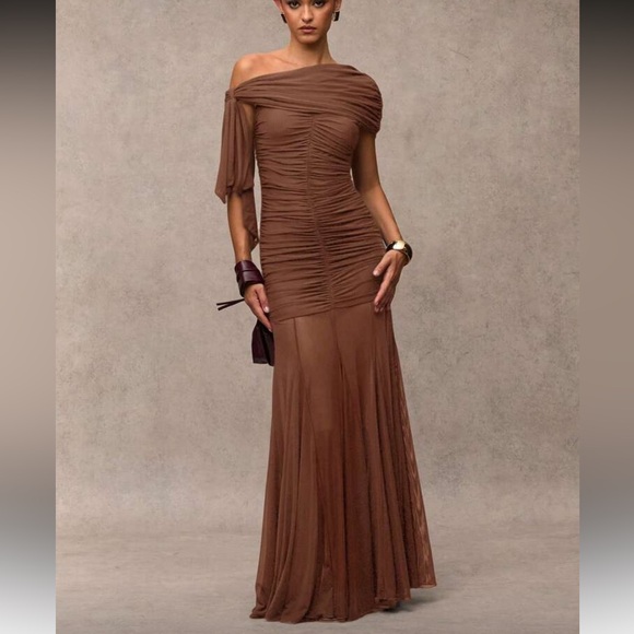 Elegant Brown Off-Shoulder Dress - Picture 4 of 8